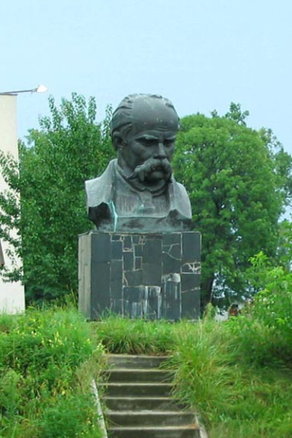 Taras Shevchenko monument in Khomutetz