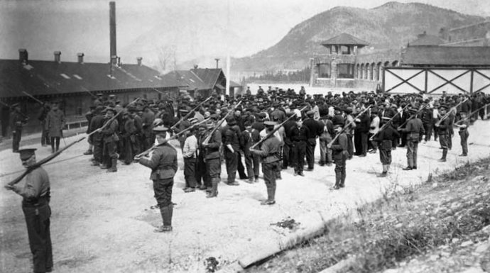 Prisoners under guard at Banff, Alberta internment camp, 1915-1917. Whyte Museum of the Canadian Rokies Archive 
